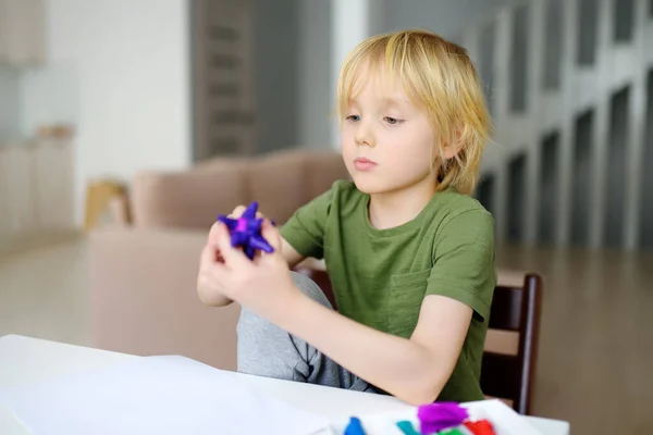 Kleine Jongen Die Thuis Deeg Speelt Tijdens Coronavirus Quarantaine Kind — Stockfoto