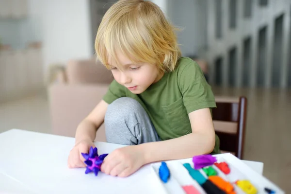 コロナウイルスの隔離中に家で生地を演奏する小さな男の子 子供はプラスチックモデルウイルスCovid 19から成形しています 創造性のレッスン ホームスクーリング 滞在中の子供たちの創造的なエンターテイメント — ストック写真