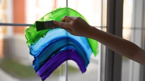 Niño Dibujando Arco Iris Ventana Mientras Coronavirus Cuarentena Signo Del — Vídeo de stock