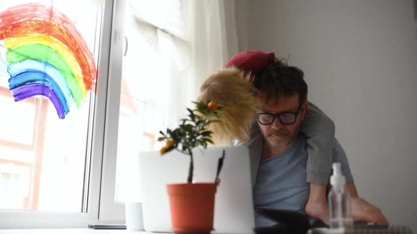 Karantina Sırasında Dizüstü Bilgisayarla Çalışan Bir Adam Işleri Ebeveynlik Aynı — Stok video