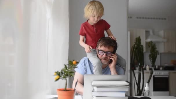 Muž Pracující Domova Laptopem Během Karantény Domácí Kancelář Rodičovství Stejnou — Stock video