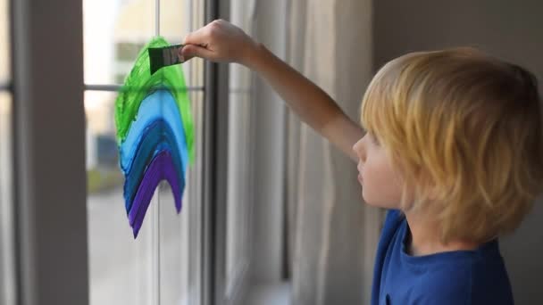 Niño Dibujando Arco Iris Ventana Mientras Coronavirus Cuarentena Signo Del — Vídeo de stock