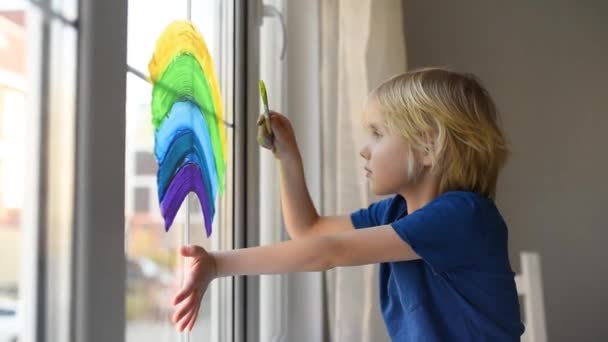 Niño Dibujando Arco Iris Ventana Mientras Coronavirus Cuarentena Signo Del — Vídeo de stock