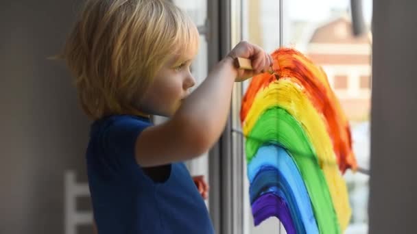 Liten Pojke Ritar Fönsterregnbåge Medan Coronavirus Karantän Rainbow Tecken Symbol — Stockvideo