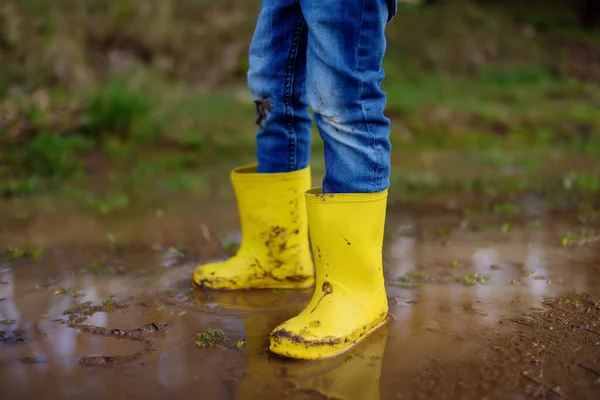 Mischievous Kleuter Kind Met Gele Rubberen Regenlaarzen Springen Grote Natte — Stockfoto