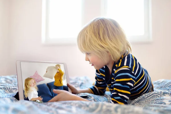 Malý Chlapec Setká Přáteli Hraní Rande Video Chatu Zatímco Coronavirus — Stock fotografie