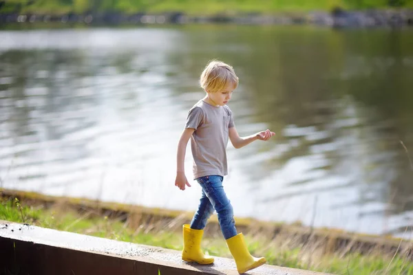 Niño Edad Preescolar Con Botas Lluvia Amarillas Caminando Cerca Del — Foto de Stock