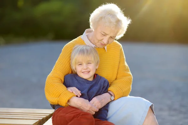Amare Nonna Anziana Abbracciando Teneramente Suo Gioioso Nipotino Durante Passeggiate — Foto Stock