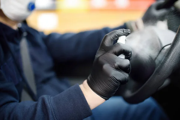 Man Met Gezichtsmasker Beschermende Handschoenen Veegt Stuurwiel Auto Met Ontsmettingsmiddel — Stockfoto