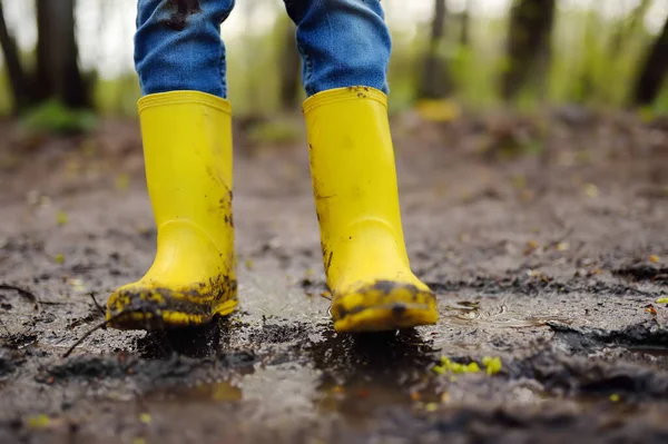 Mischievous Kleuter Kind Met Gele Rubberen Regenlaarzen Springen Grote Natte — Stockfoto