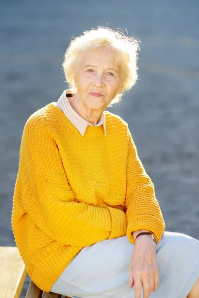 一个有着卷曲白发的美丽微笑的老年妇女的户外肖像 老太太在秋天的公园里散步 主动寿命概念 — 图库照片