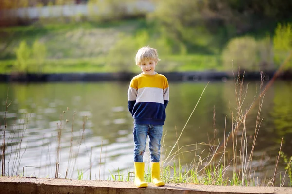 Niño Edad Preescolar Con Botas Lluvia Amarillas Caminando Cerca Del —  Fotos de Stock