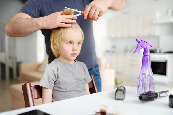 Vorschulkind Wird Hause Während Der Quarantäne Frisiert Der Vater Schneidet — Stockfoto