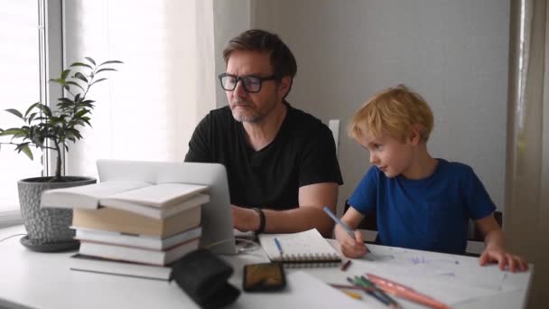 Karantina Sırasında Dizüstü Bilgisayarla Çalışan Bir Adam Merkez Ofis Ebeveynlik — Stok video