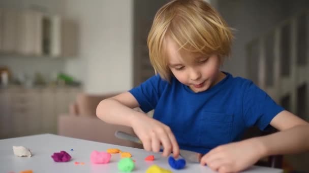 Petit Garçon Jouant Pâte Maison Pendant Quarantaine Coronavirus Moulage Enfants — Video