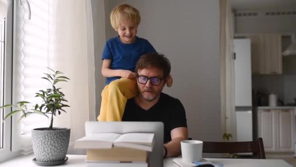 Karantina Sırasında Dizüstü Bilgisayarla Çalışan Bir Adam Merkez Ofis Ebeveynlik — Stok video