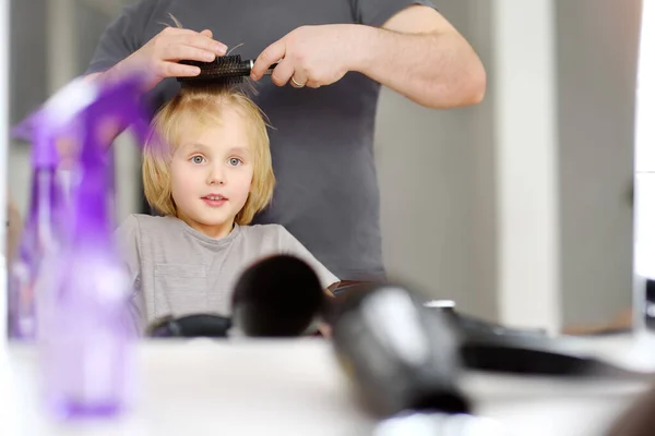 Förskolepojken Klipper Sig Hemma Karantänen Far Klipper Sin Sons Lugg — Stockfoto