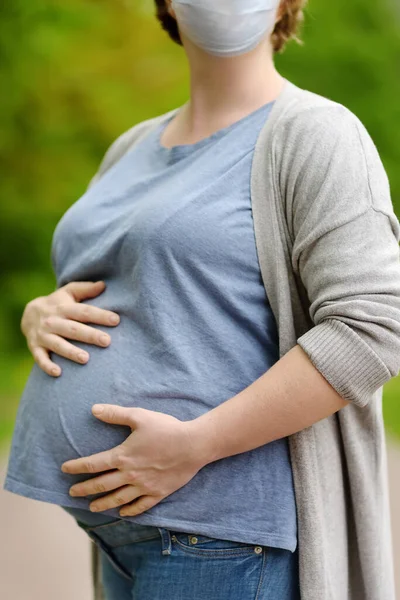 Mujer Embarazada Joven Que Usa Mascarilla Protectora Durante Caminata Parque —  Fotos de Stock