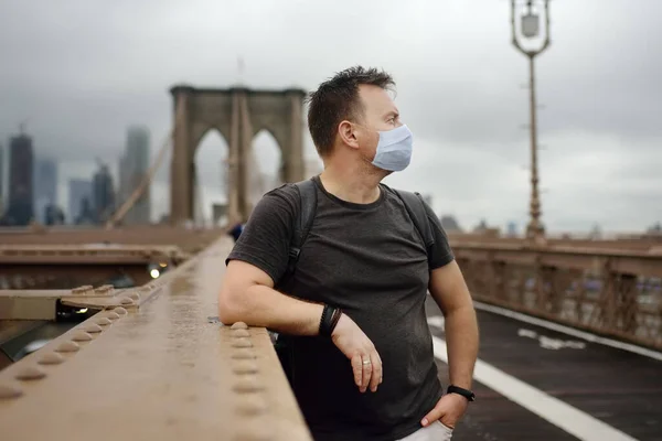 Man Met Gezichtsmasker Befaamde Brooklyn Bridge Regenachtige Zomerdag Bezienswaardigheden Van — Stockfoto