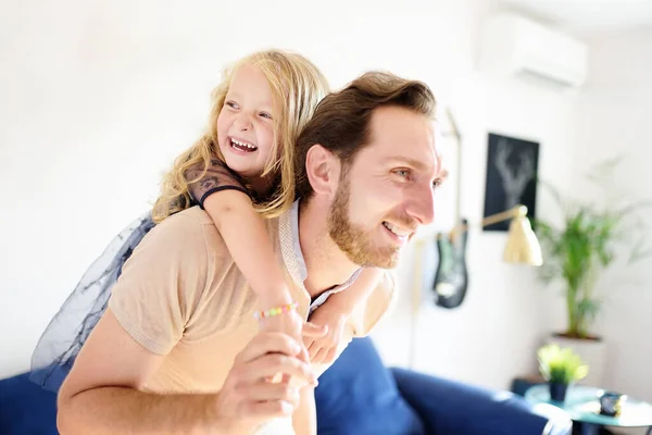 Jonge Knappe Vader Met Zijn Kleine Krullende Haardochter Die Thuis — Stockfoto