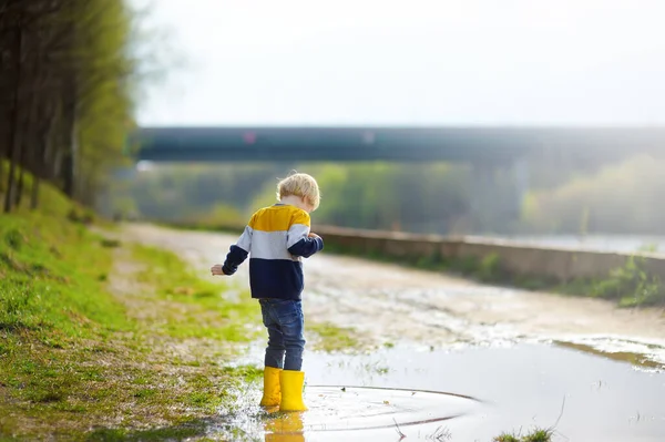 Niño Travieso Edad Preescolar Con Botas Goma Amarillas Saltando Gran — Foto de Stock