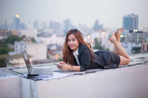 Woman using her mobile phone — Stock Photo, Image