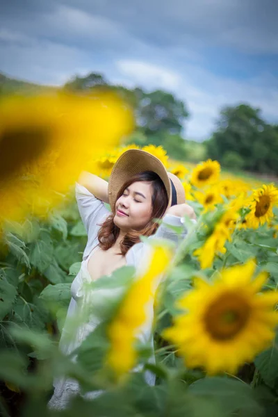 Mladá asijská žena ve slunečnicovém poli — Stock fotografie