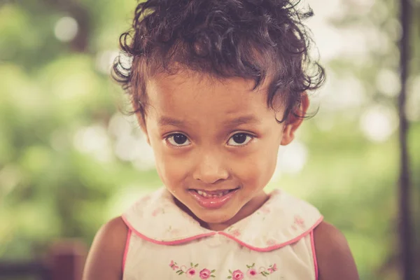 Portrait de sourire asiatique pauvre fille en Thaïlande — Photo