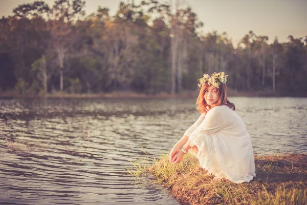 Foto einer romantischen Frau im Regenwald — Stockfoto