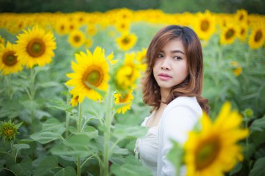 Ayçiçeği alanında genç Asyalı kadın