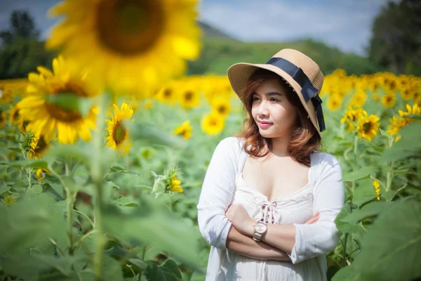 Jovem mulher asiática no campo de girassol — Fotografia de Stock