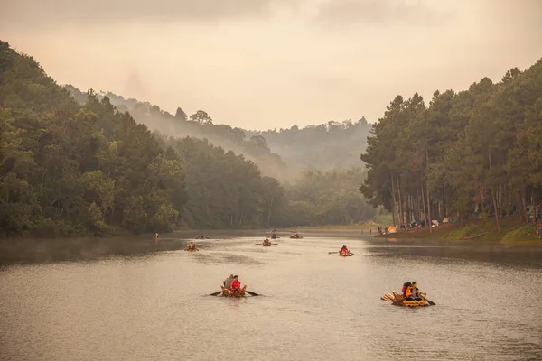 Touristen besuchen See in Thailand mit dem Boot — Stockfoto