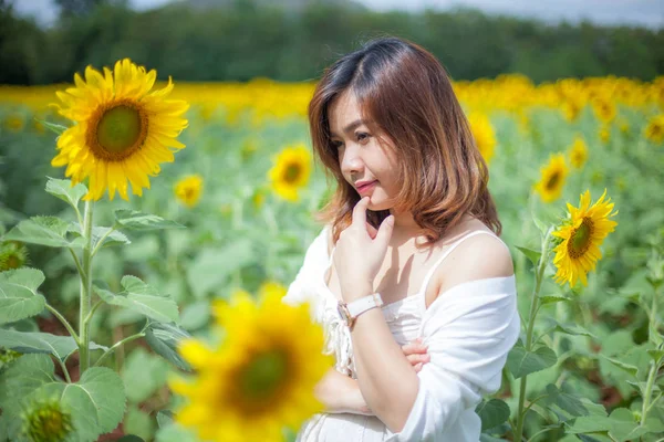 Ayçiçeği alanında genç Asyalı kadın — Stok fotoğraf