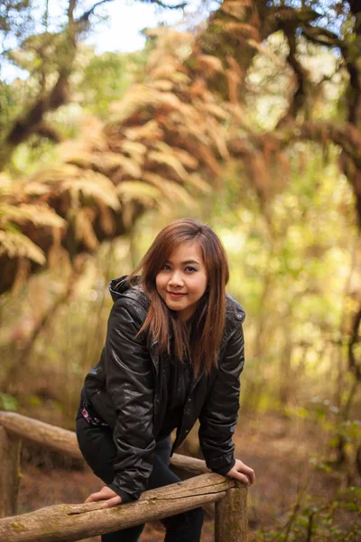 Jonge Aziatische vrouw in de herfst — Stockfoto