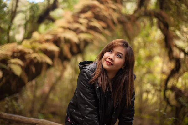 Mladá asijská žena na podzim — Stock fotografie