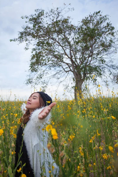 Schöne asiatische Frau in Feldern crotalaria, thailand — Stockfoto