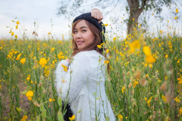 Mulher asiática bonita em campos crotalaria, Tailândia — Fotografia de Stock