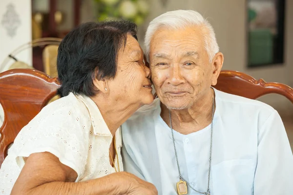 Womman Senior azjatycki Całowanie starszy mężczyzna w domu — Zdjęcie stockowe