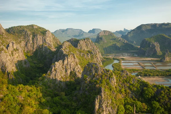 Montaña en el Parque Nacional Khao Sam Roi Yot, Tailandia — Foto de Stock