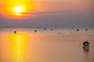 Sunrise, Tayland güneyinde Bang Taboon