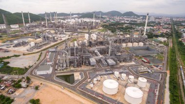 Endüstriyel görünümü zaman atlamalı petrol rafineri tesisi formu sanayi z