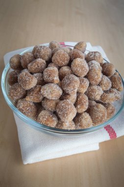 Demirhindi candy şeker ahşap arka plan üzerinde beyaz kase fr yapılır