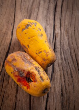ahşap zemin üzerinde küflü papaya meyve tatlı