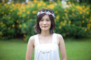 Bir taç çiçek olan kadın