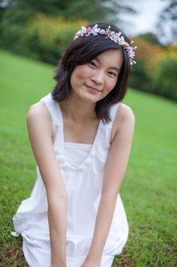 Bir taç çiçek olan kadın