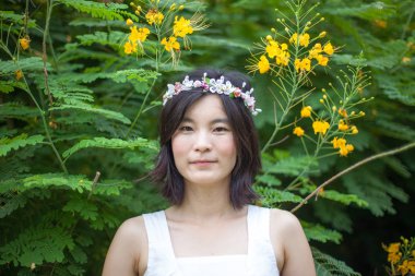 Bir taç çiçek olan kadın