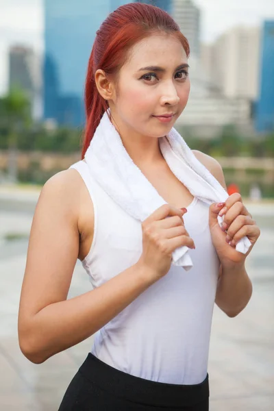 Portret azjatycki dama fitness uśmiechający się zadowolony patrząc na kamery w — Zdjęcie stockowe