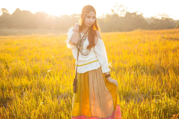Hippie mulher posando em campo dourado no pôr do sol — Fotografia de Stock