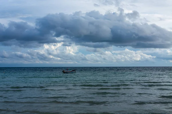 Nuages orageux au-dessus de l'océan sombre en Thaïlande — Photo