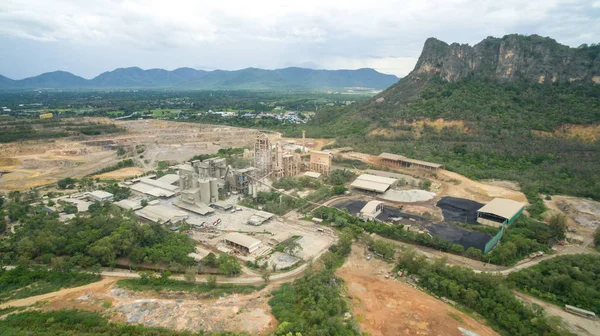 Impianto industriale vicino alla montagna in Thailandia — Foto Stock